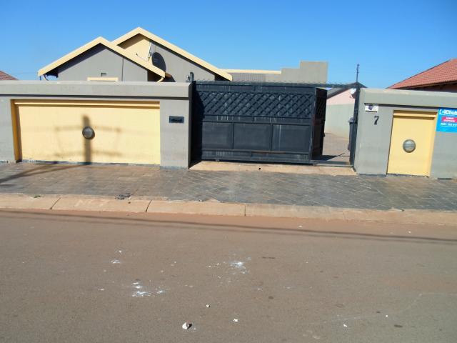 2 Bedroom House for Sale For Sale in Protea Glen - Home Sell - MR096439