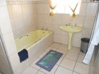 Bathroom 1 - 9 square meters of property in Oudtshoorn