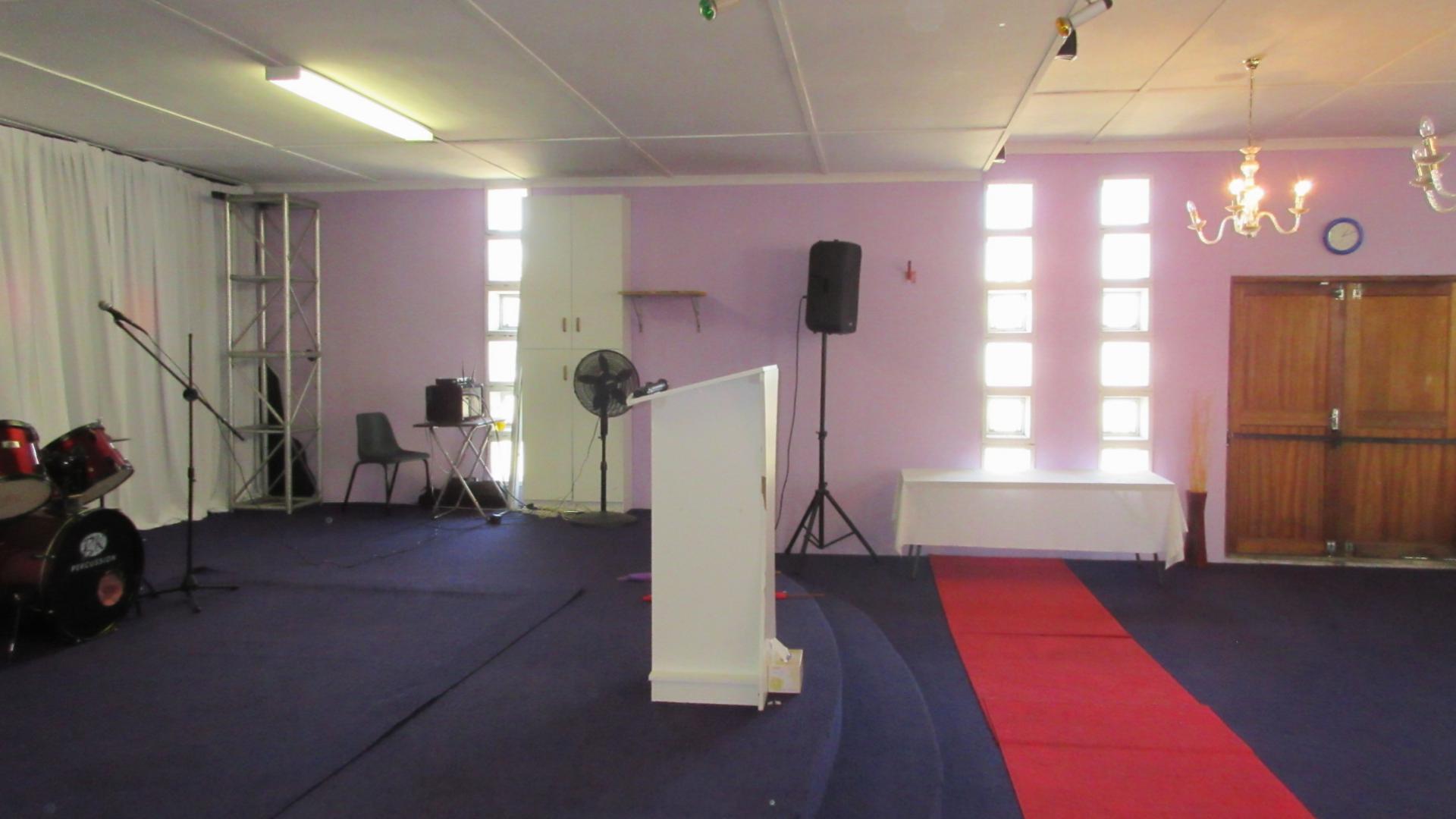 Entertainment - 323 square meters of property in Westridge CP