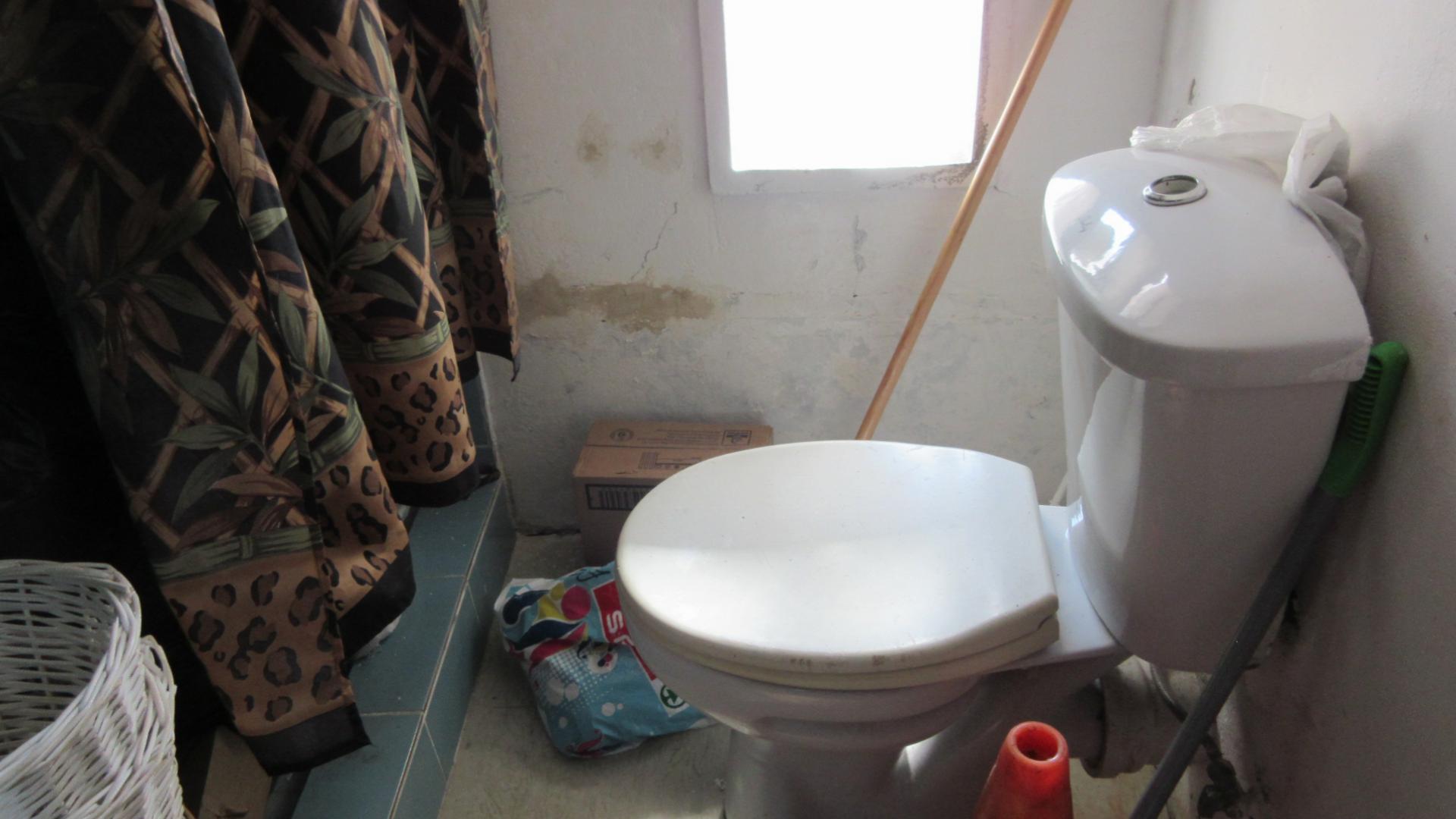 Bathroom 1 - 15 square meters of property in Westridge CP