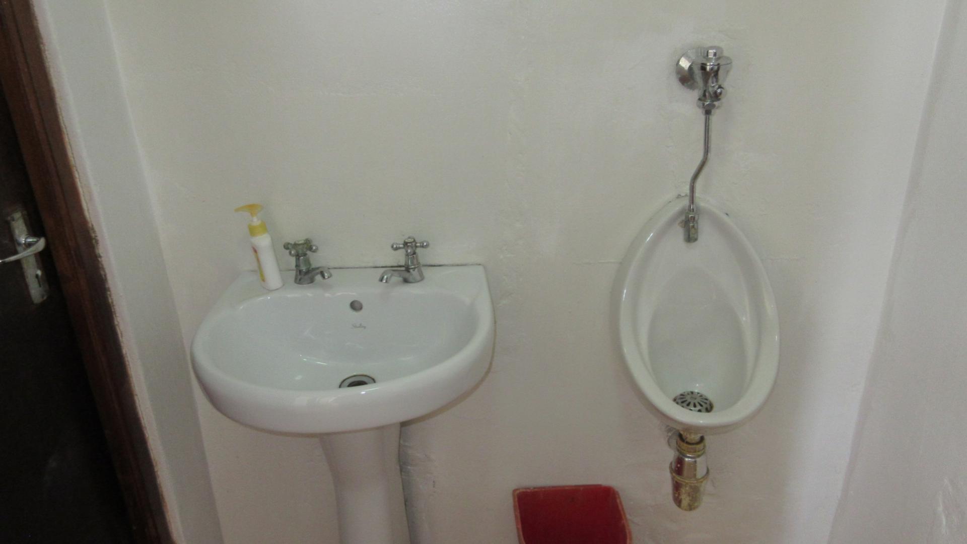 Bathroom 1 - 15 square meters of property in Westridge CP