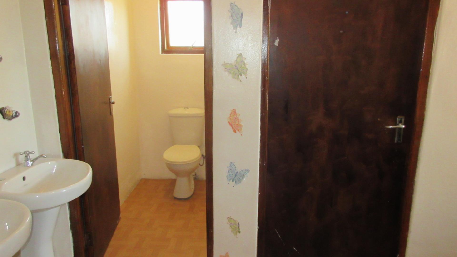 Bathroom 2 - 12 square meters of property in Westridge CP