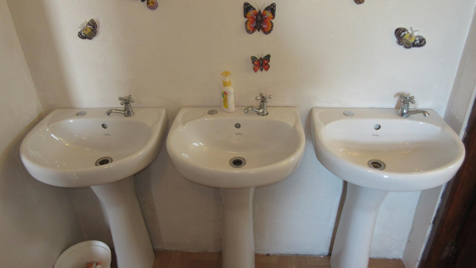 Bathroom 2 - 12 square meters of property in Westridge CP