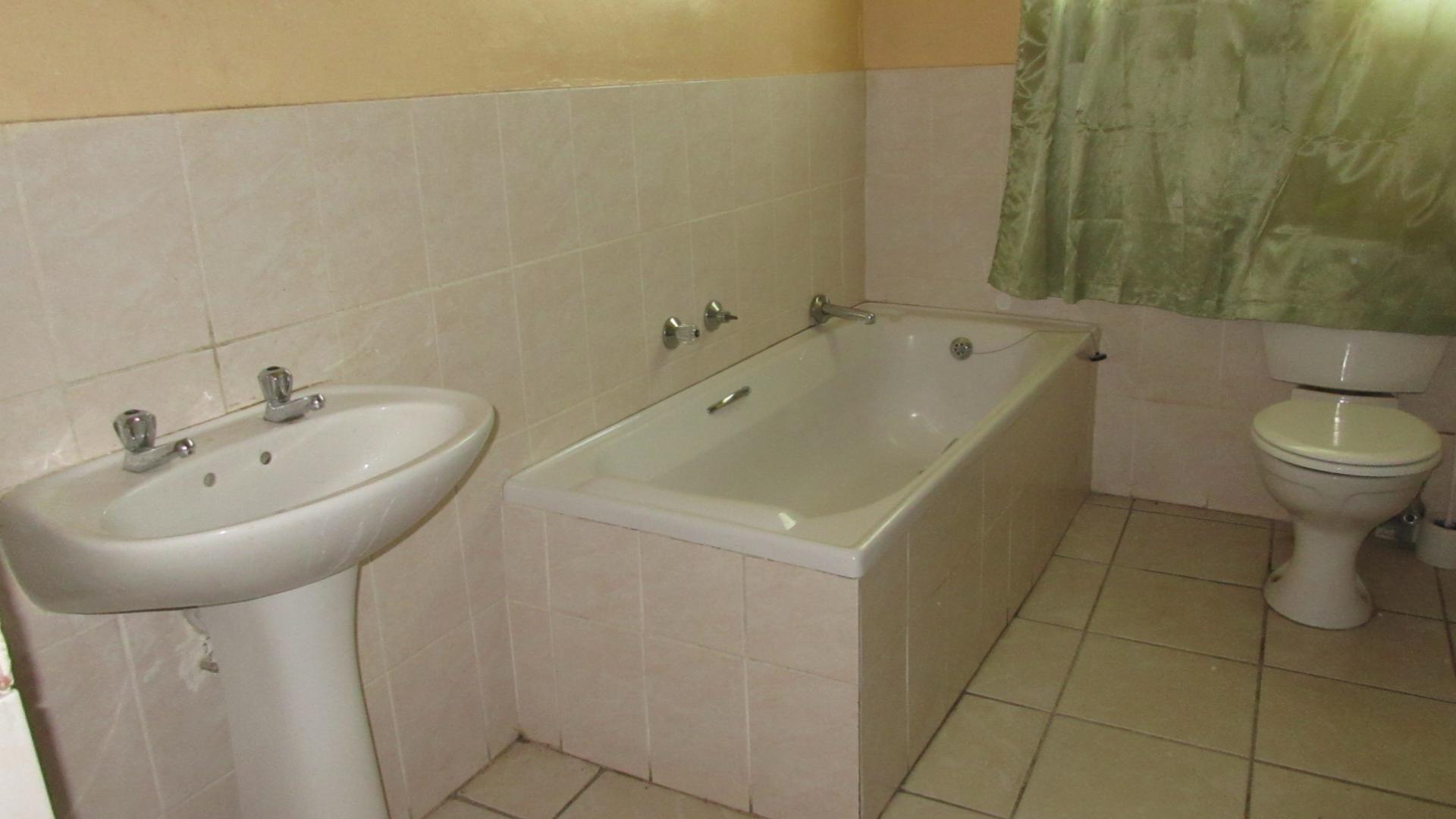 Main Bathroom - 9 square meters of property in Westridge CP