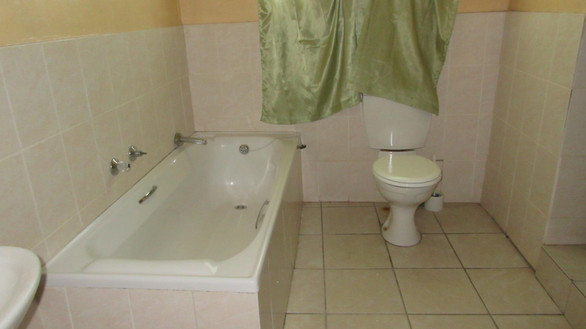 Main Bathroom - 9 square meters of property in Westridge CP