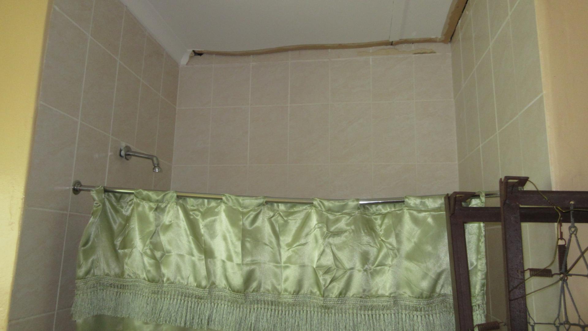Main Bathroom - 9 square meters of property in Westridge CP
