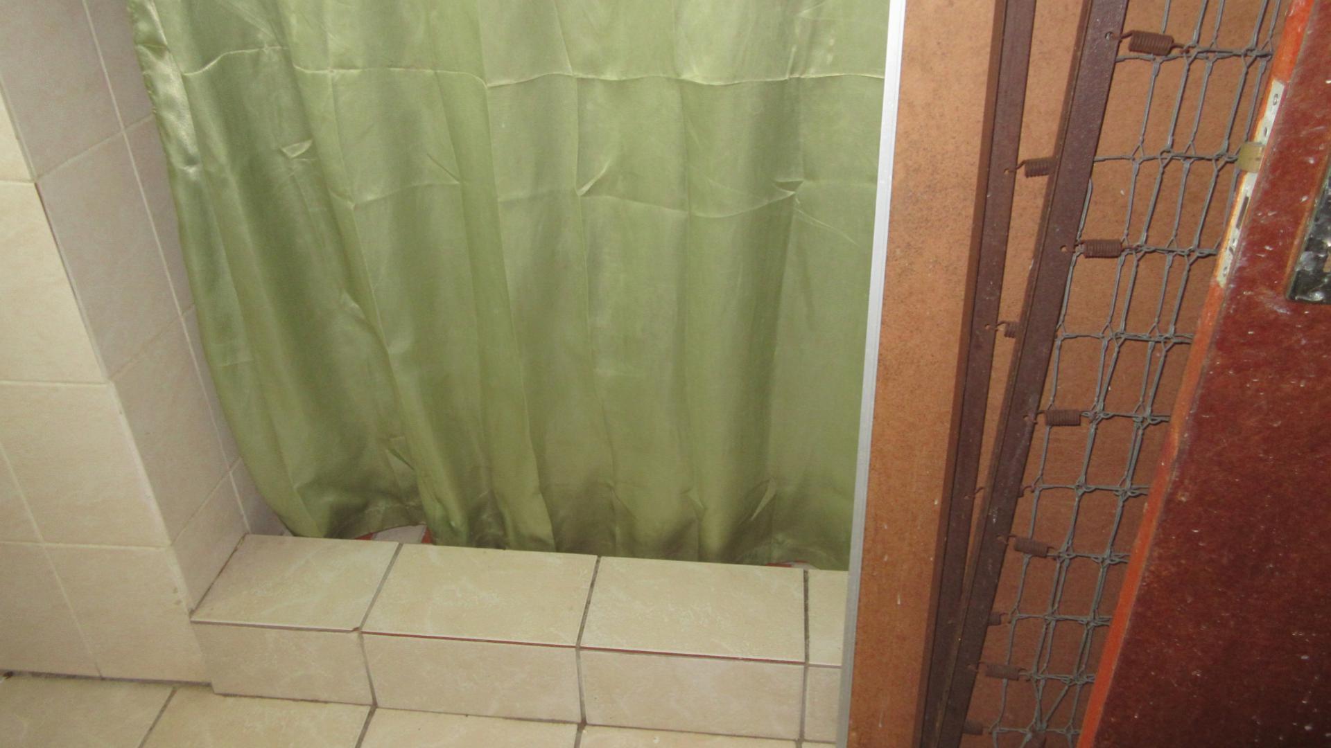 Main Bathroom - 9 square meters of property in Westridge CP