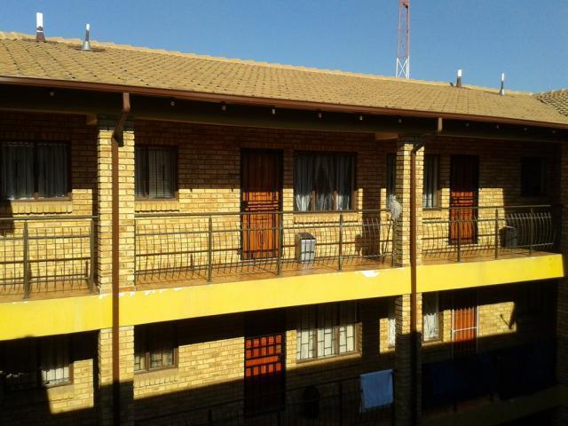 2 Bedroom Apartment for Sale For Sale in Randfontein - Private Sale - MR096713