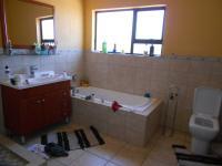 Main Bathroom - 16 square meters of property in Winchester Hills