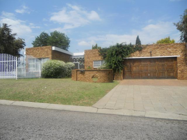 3 Bedroom House for Sale For Sale in Sunward park - Home Sell - MR099297