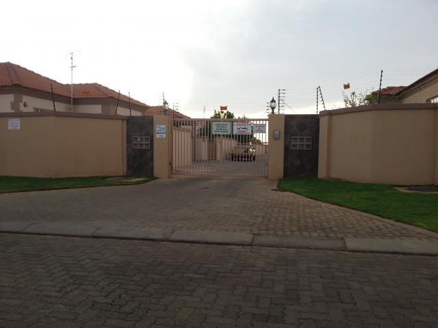 3 Bedroom Sectional Title for Sale For Sale in Potchefstroom - Home Sell - MR099687