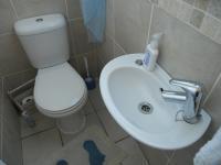 Bathroom 2 - 2 square meters of property in Tergniet