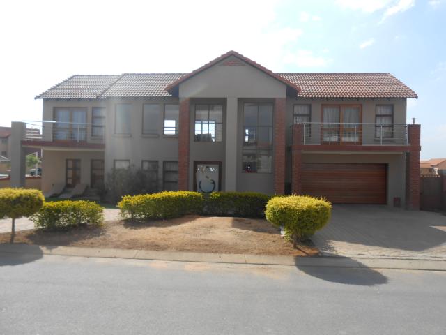 4 Bedroom House for Sale For Sale in Kosmosdal - Private Sale - MR099881