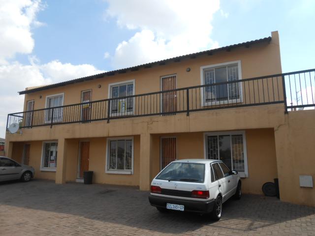 1 Bedroom Apartment for Sale For Sale in Randfontein - Private Sale - MR099912
