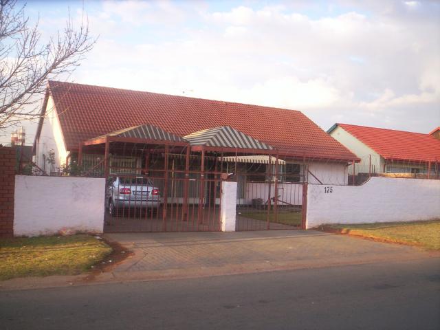 3 Bedroom House for Sale For Sale in Roodekop - Home Sell - MR099998