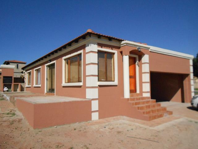 3 Bedroom Cluster for Sale For Sale in Roodepoort West - Private Sale - MR100222