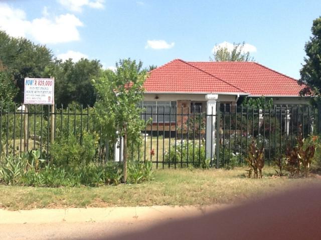 4 Bedroom House for Sale For Sale in Klerksdorp - Home Sell - MR100286