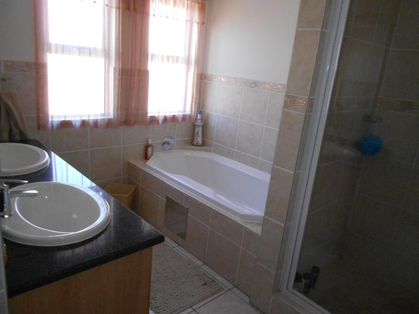Main Bathroom - 12 square meters of property in Vanderbijlpark
