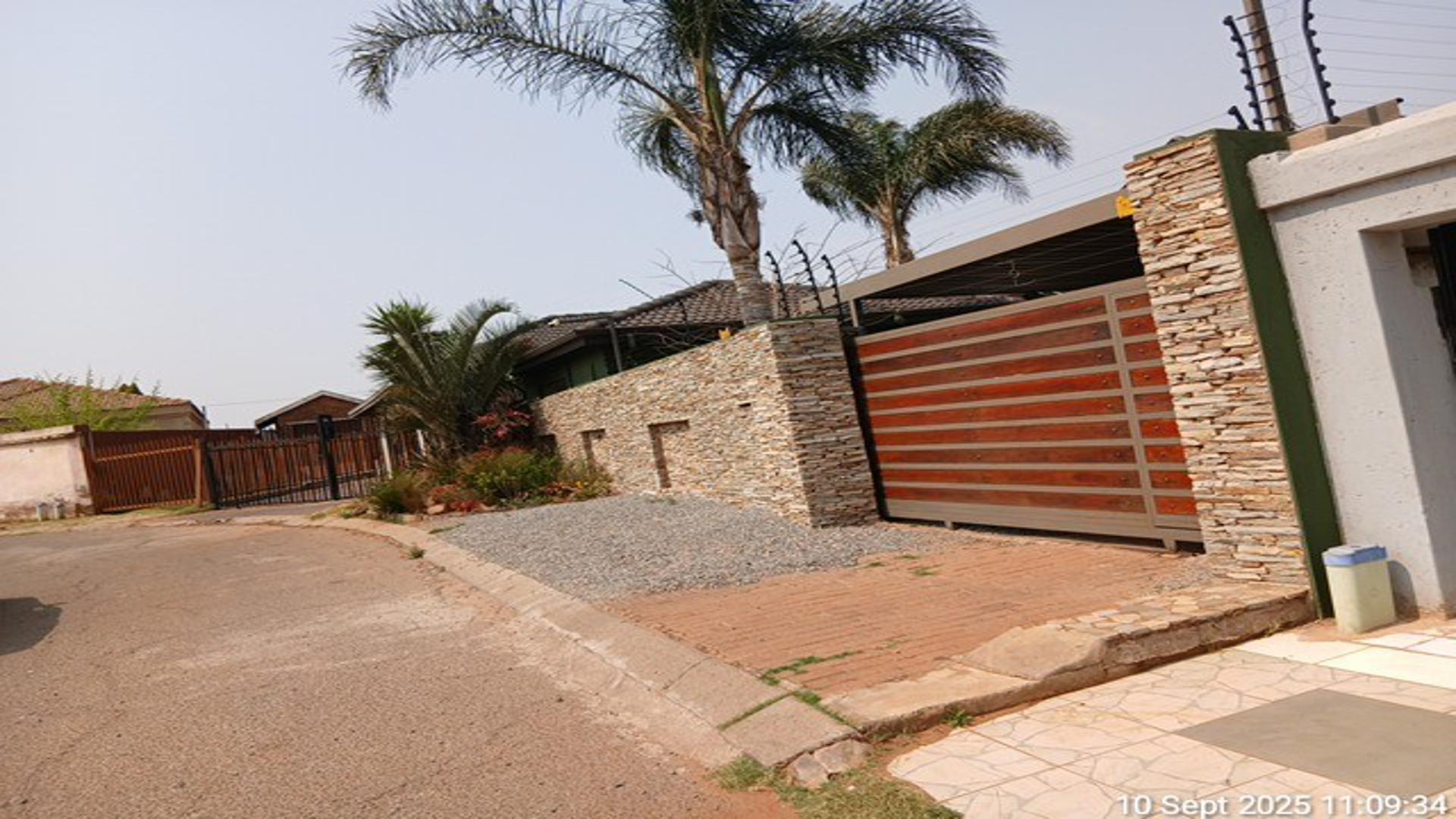 Front View of property in Vosloorus