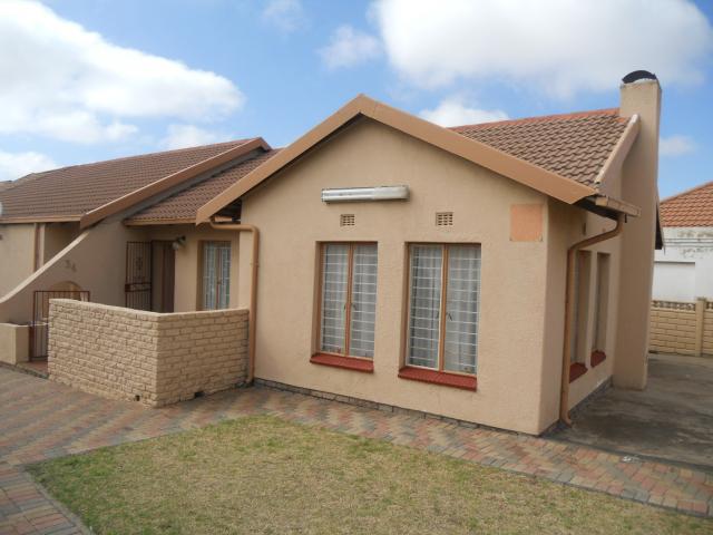 4 Bedroom House for Sale For Sale in Krugersdorp - Home Sell - MR100899