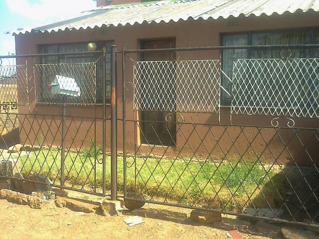 2 Bedroom House for Sale For Sale in Soweto - Private Sale - MR101520