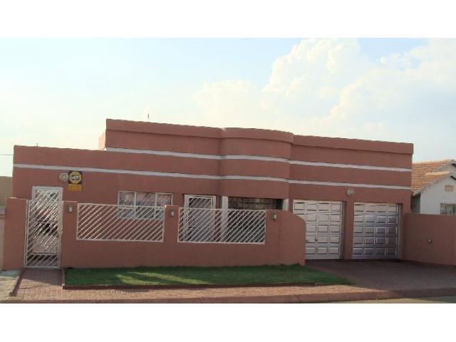 3 Bedroom House for Sale For Sale in Lenasia South - Home Sell - MR101589