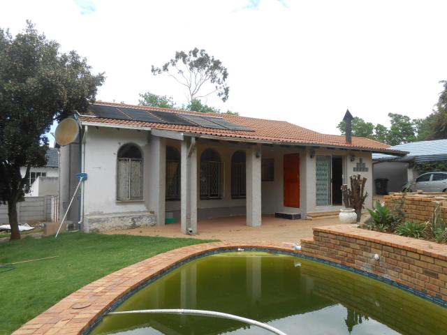 5 Bedroom House for Sale and to Rent For Sale in Roodepoort - Home Sell - MR101608