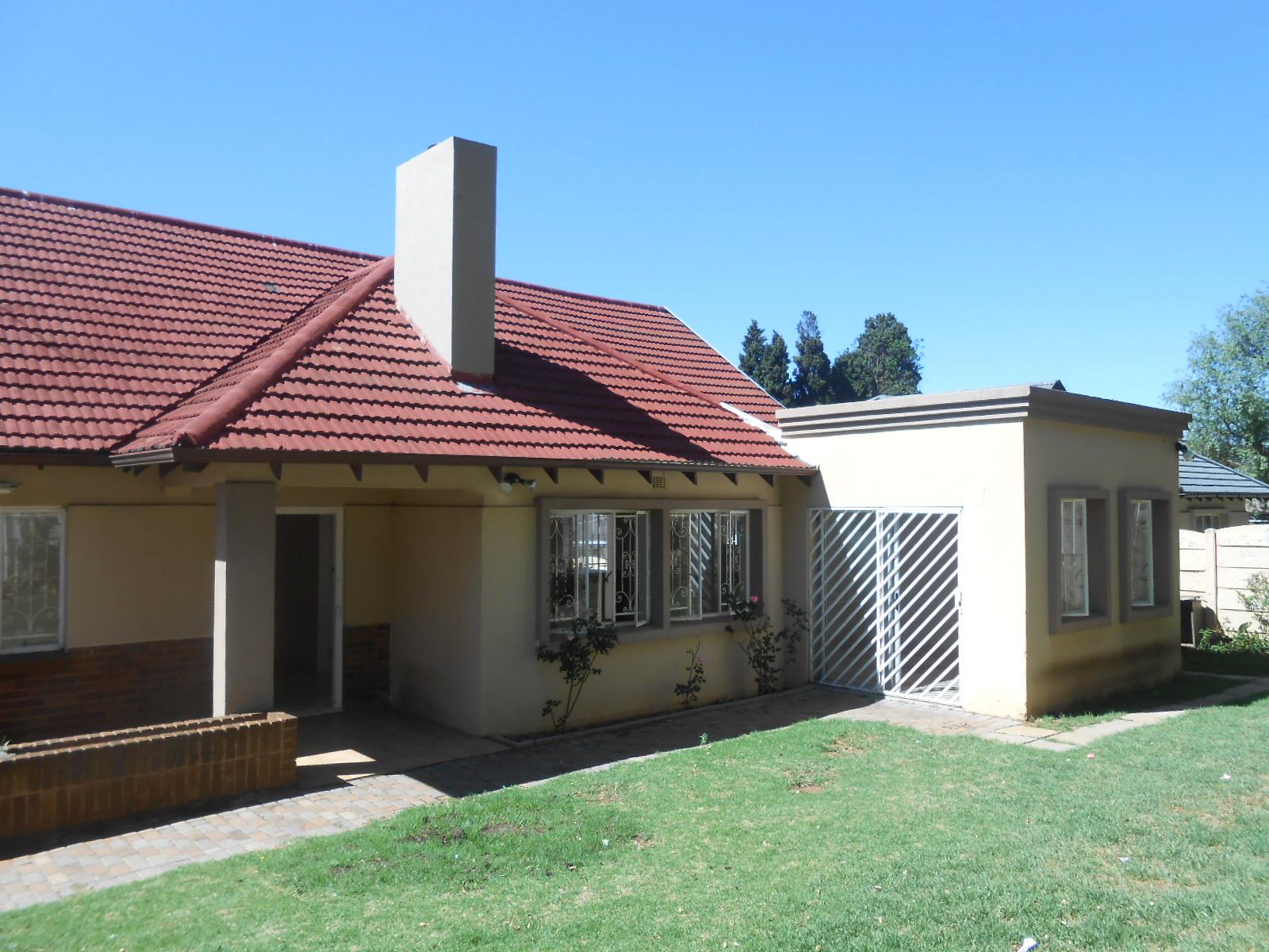 Front View of property in Linmeyer