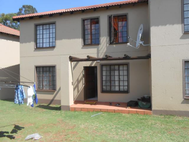 2 Bedroom Cluster for Sale For Sale in Roodepoort West - Private Sale - MR101850