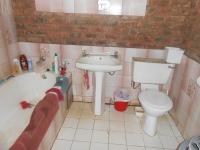 Main Bathroom - 19 square meters of property in Hartbeespoort