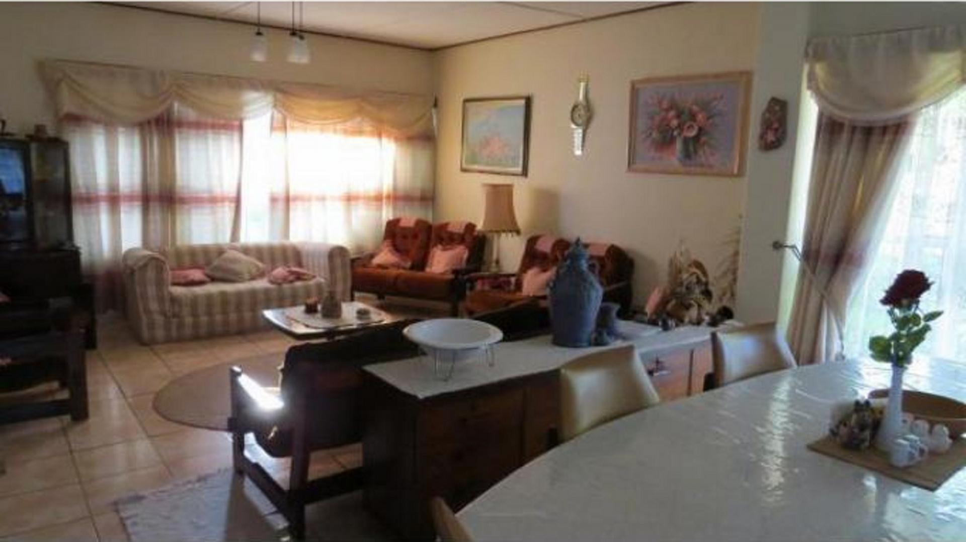 Lounges - 21 square meters of property in Phalaborwa