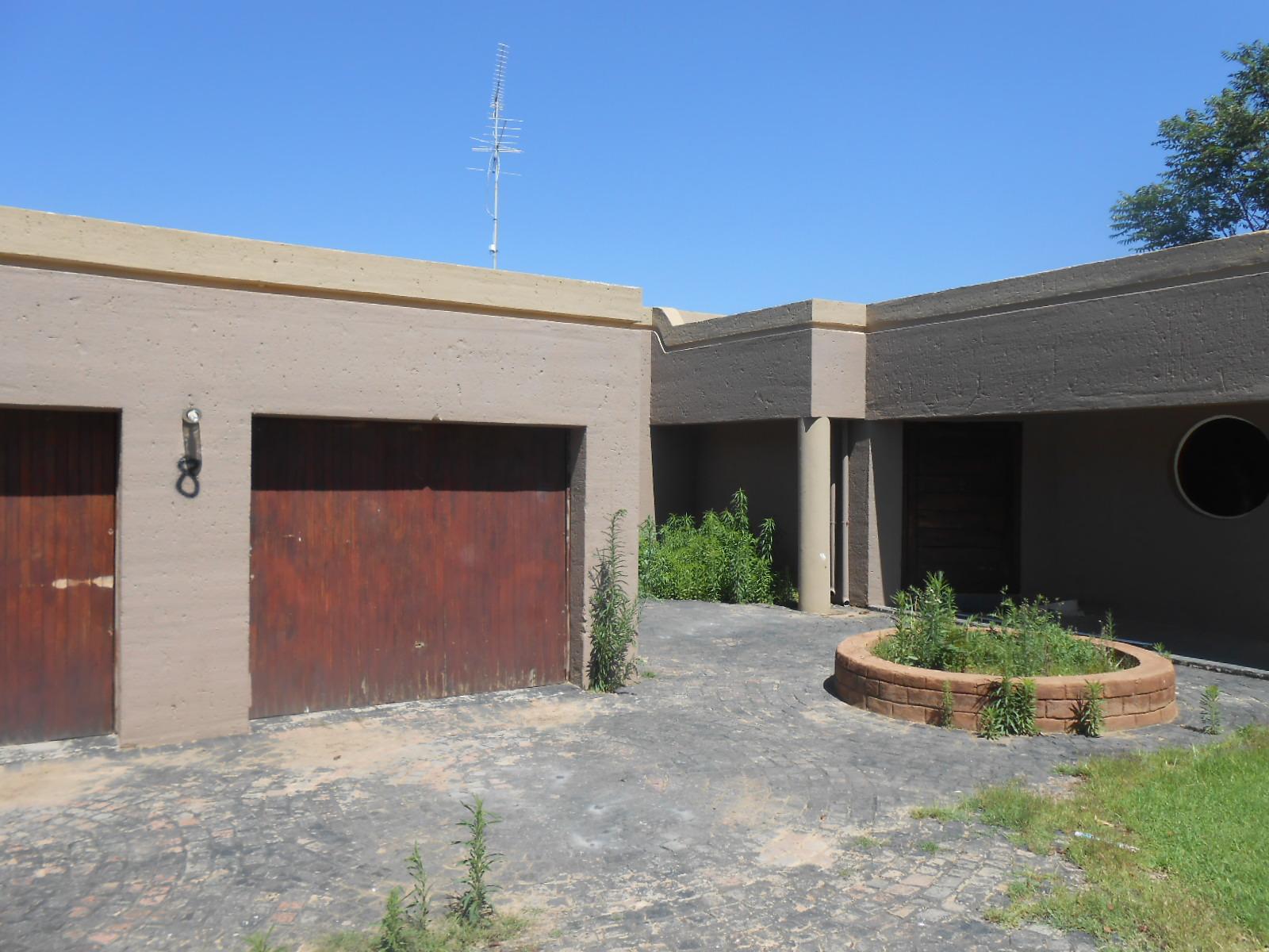 Front View of property in Greenhills