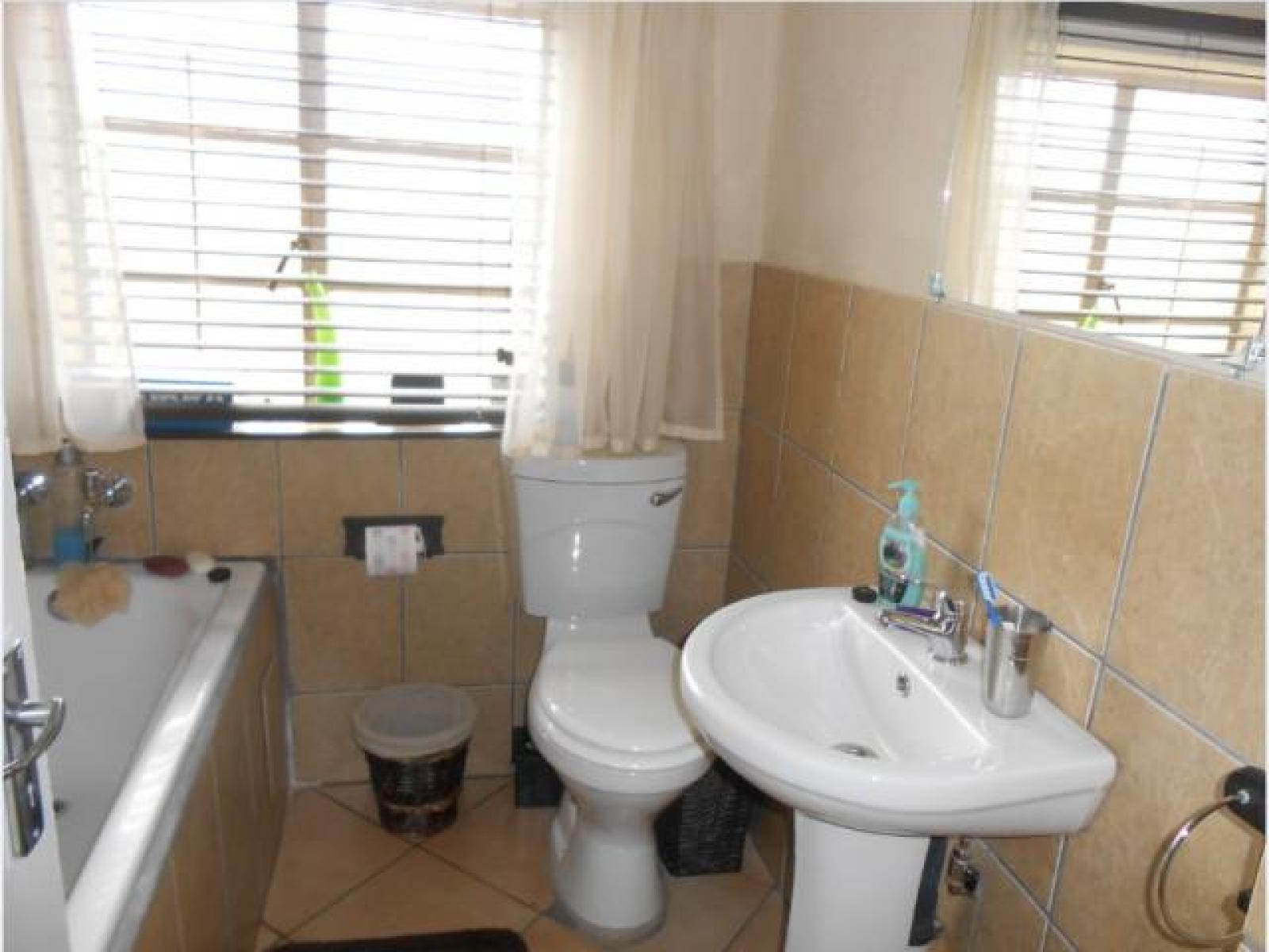 Bathroom 1 of property in Rikasrus AH