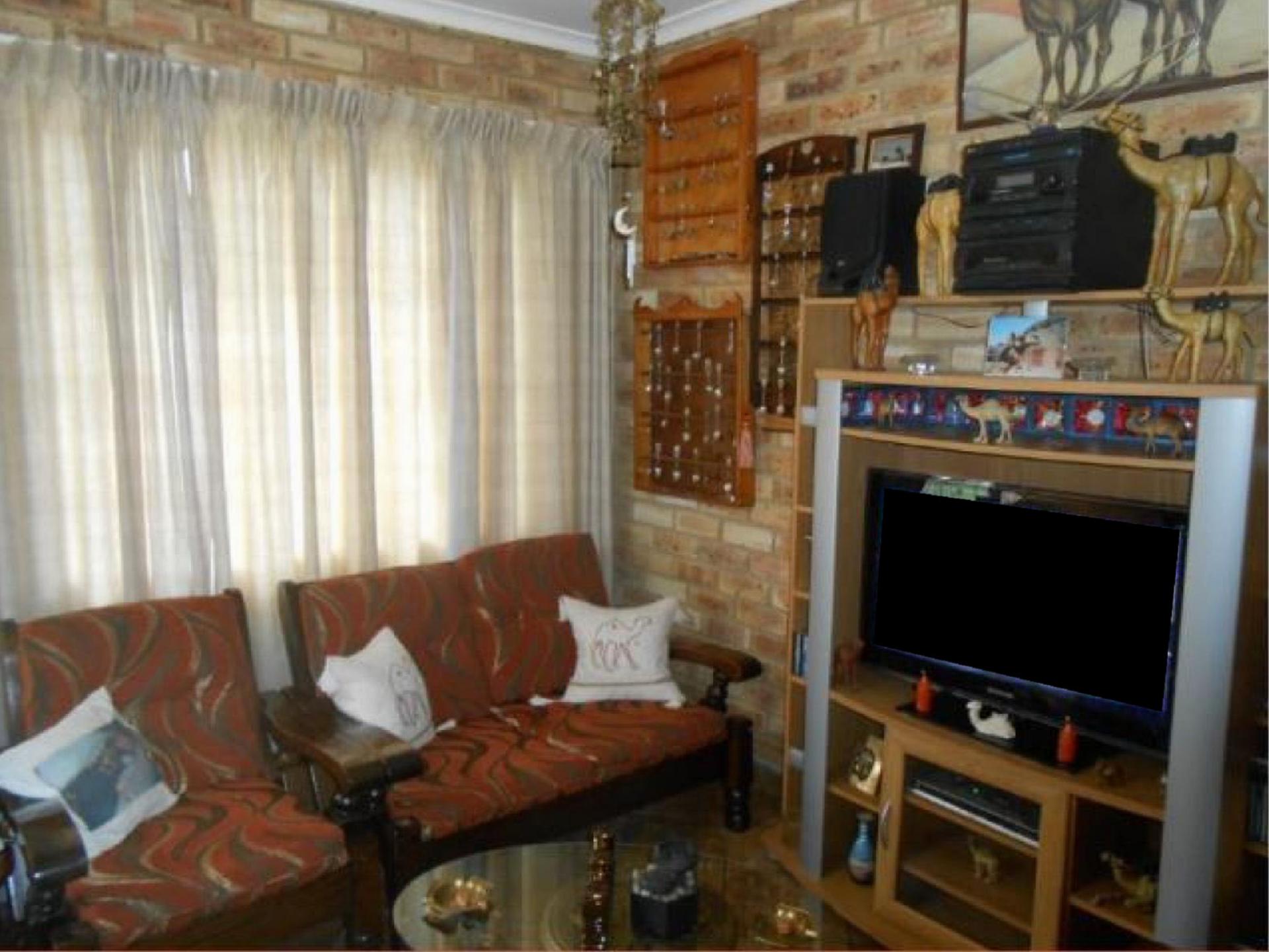 Lounges - 34 square meters of property in Rikasrus AH