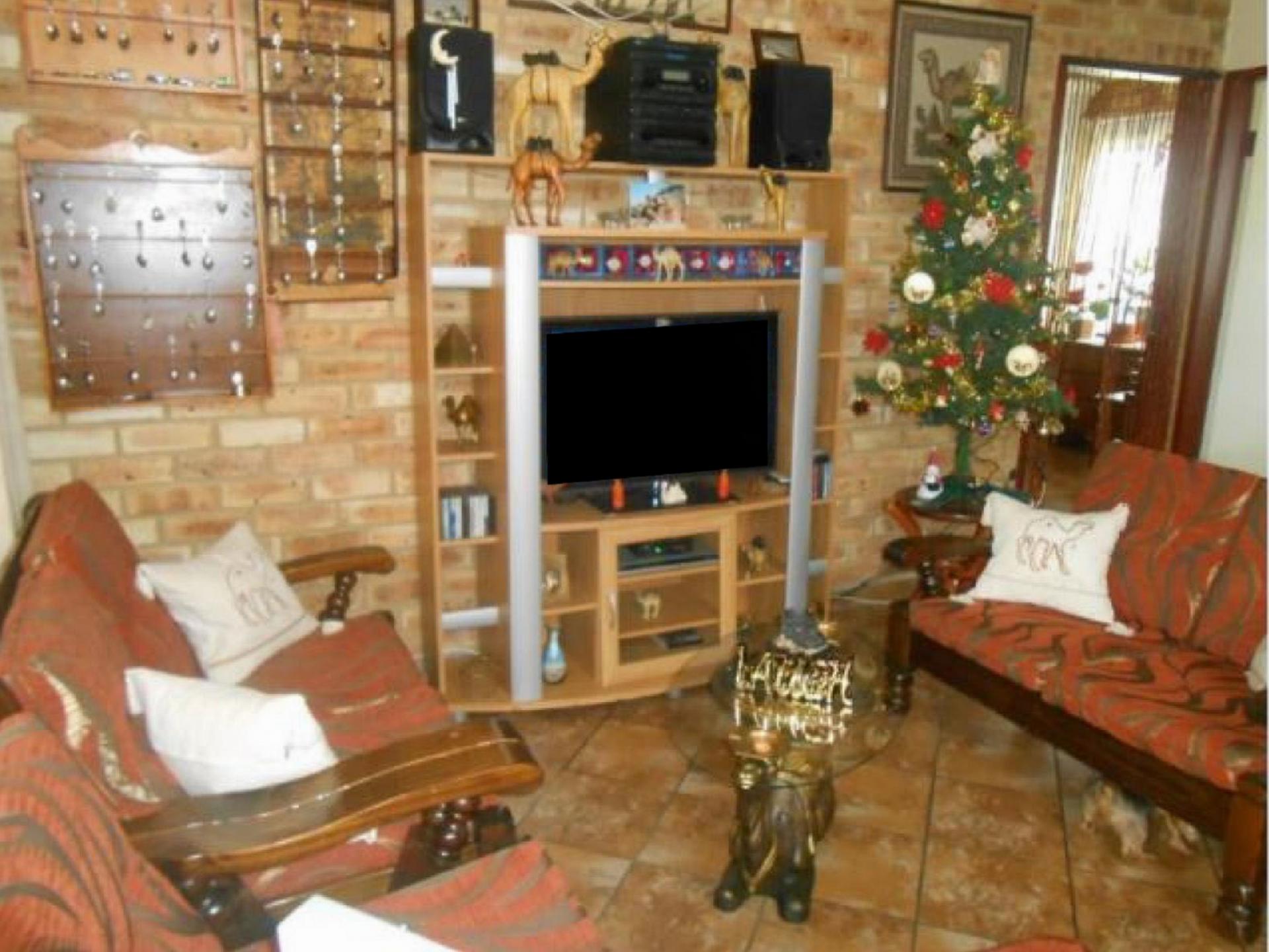 Lounges - 34 square meters of property in Rikasrus AH