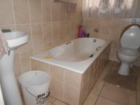 Main Bathroom - 5 square meters of property in Dalpark