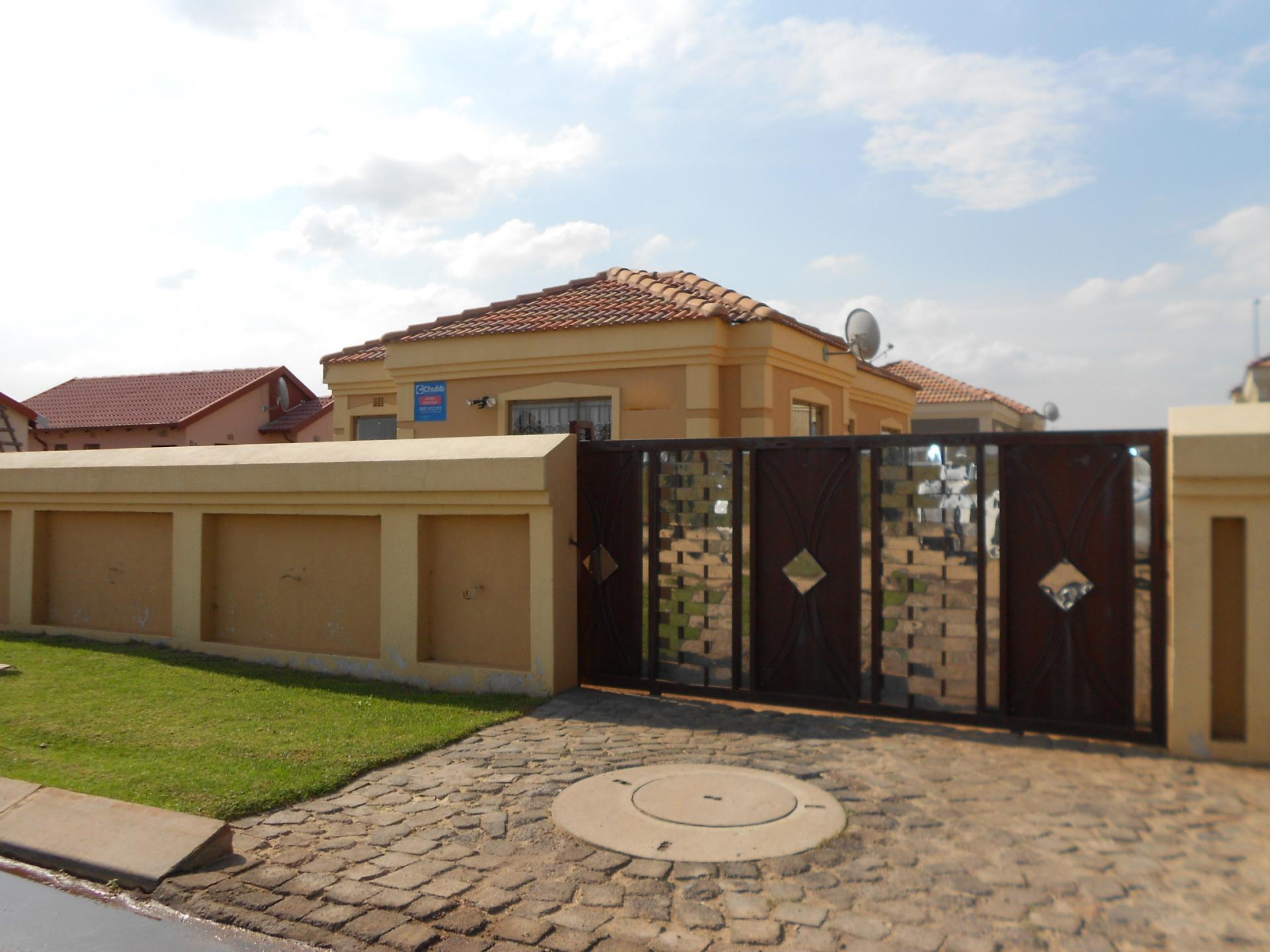 Front View of property in Roodekop