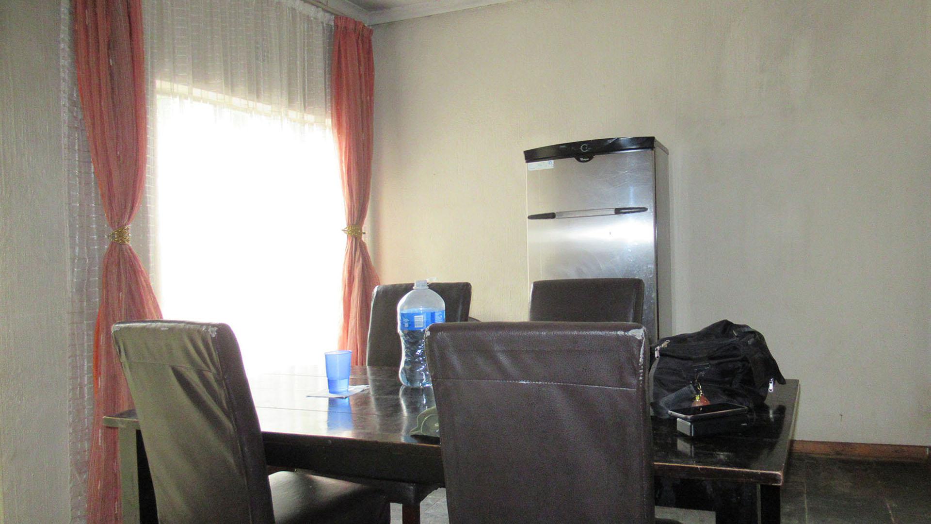 Dining Room - 14 square meters of property in Bezuidenhout Valley