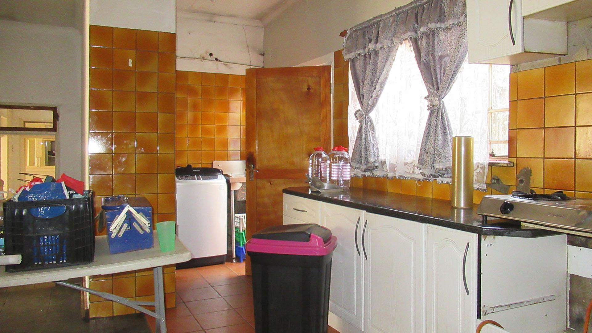 Kitchen - 18 square meters of property in Bezuidenhout Valley