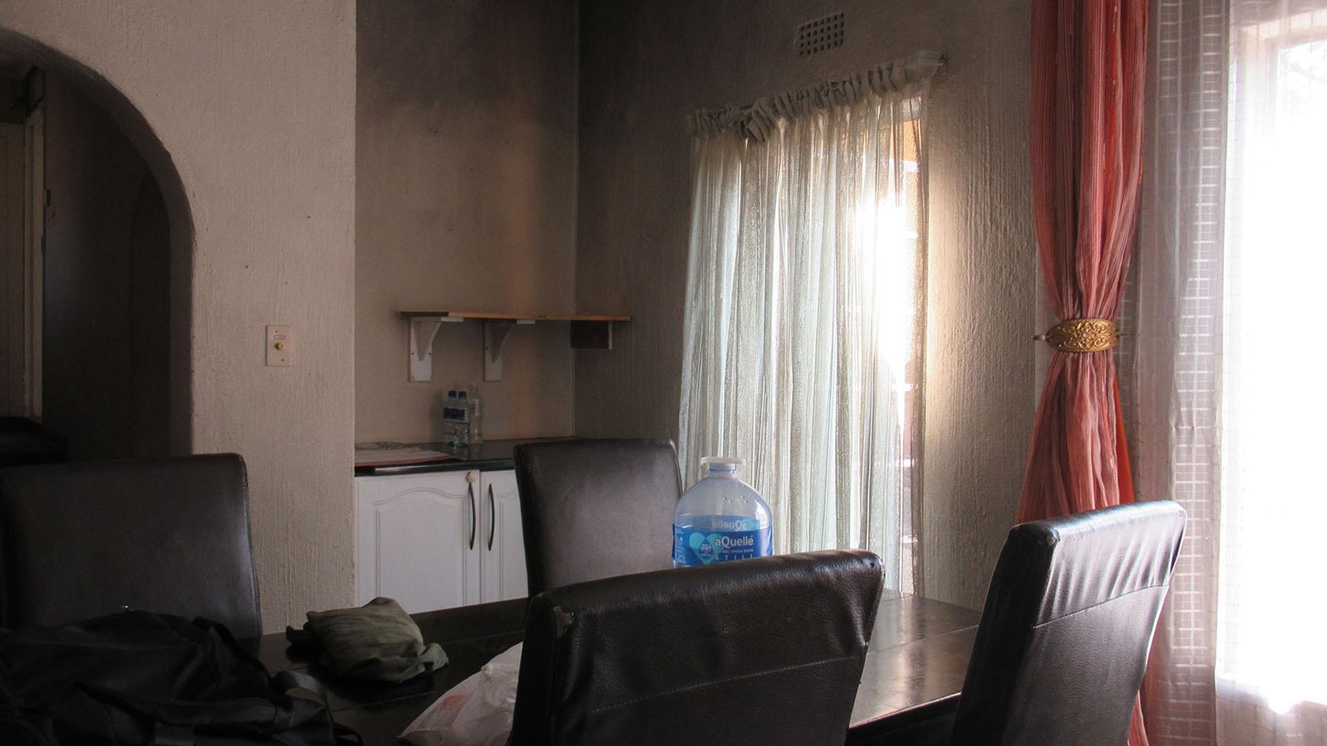 Dining Room - 14 square meters of property in Bezuidenhout Valley