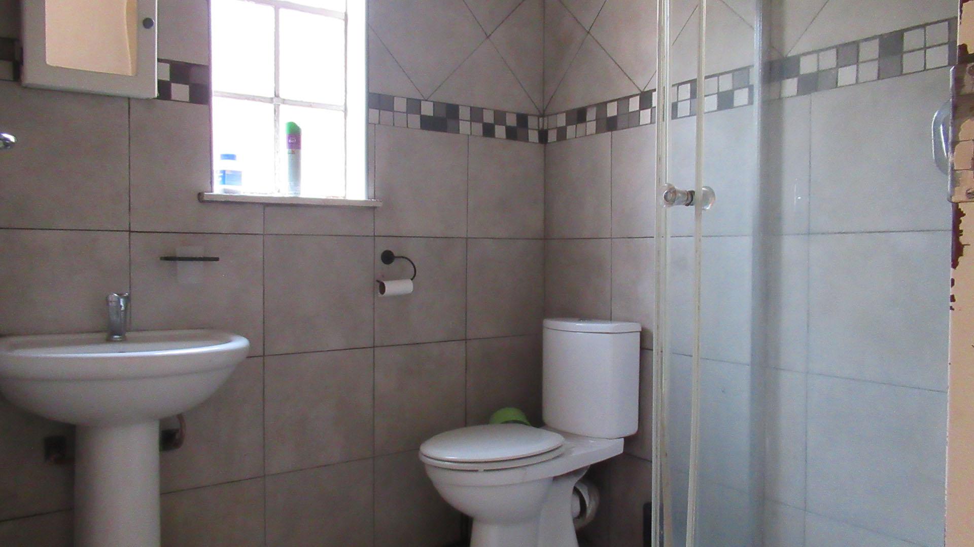 Bathroom 1 - 4 square meters of property in Bezuidenhout Valley
