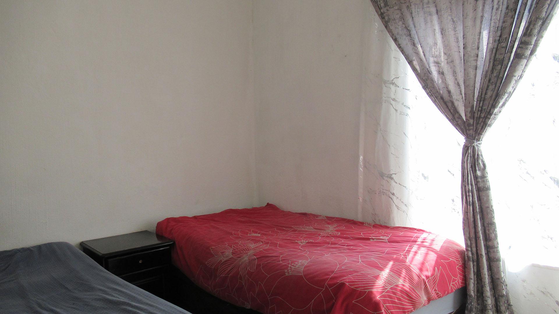 Bed Room 1 - 9 square meters of property in Bezuidenhout Valley