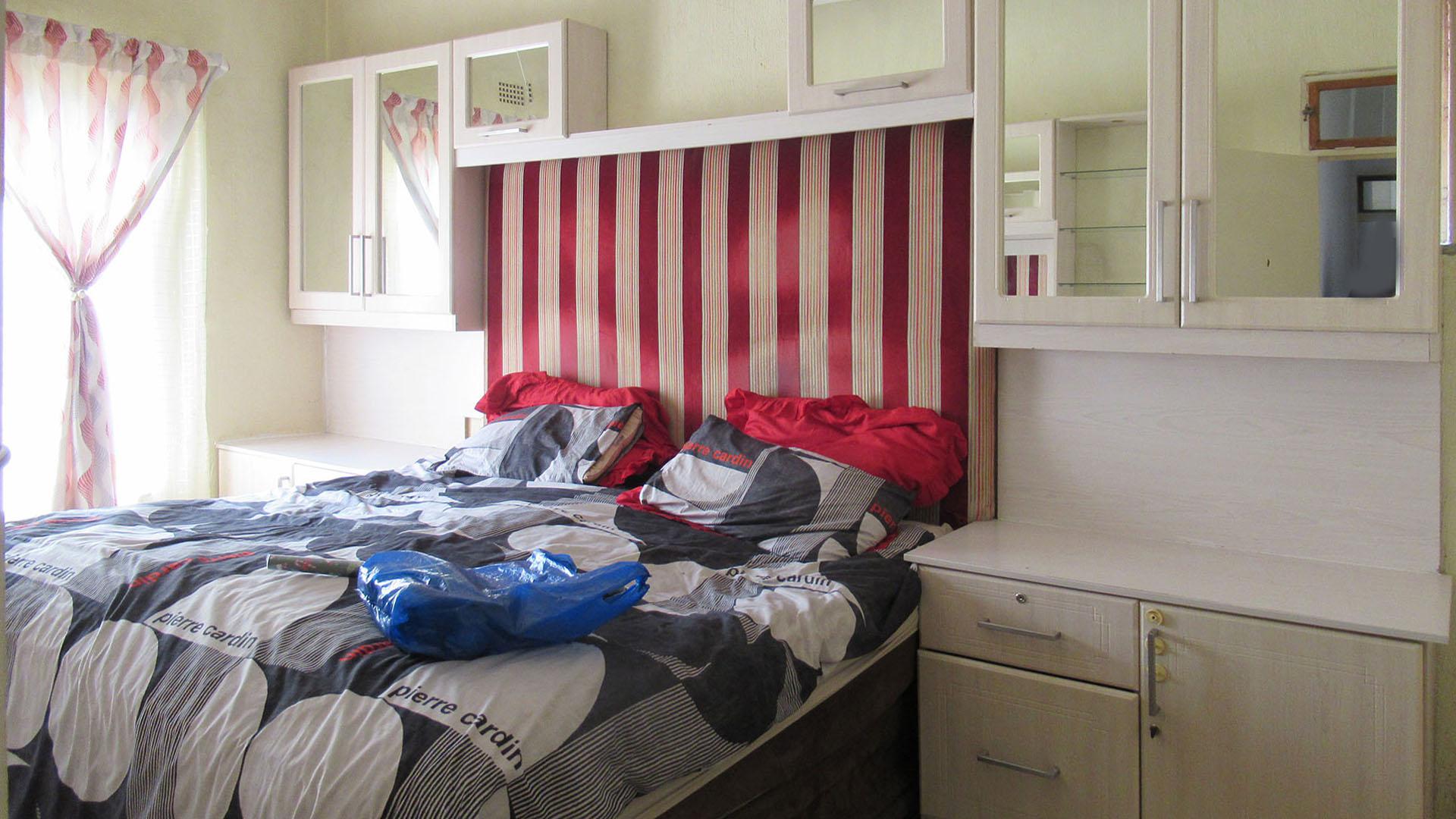 Main Bedroom - 21 square meters of property in Bezuidenhout Valley