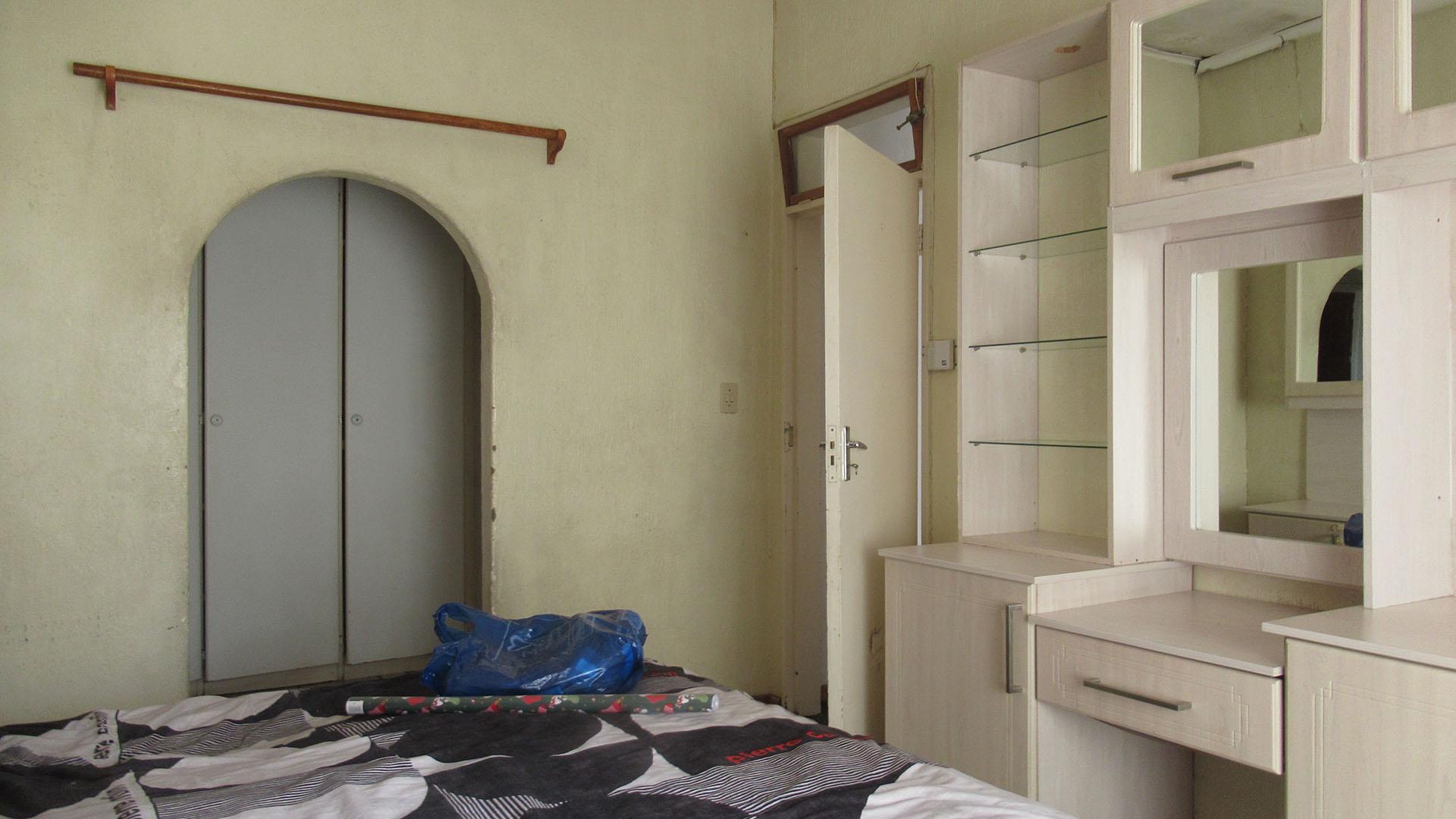 Main Bedroom - 21 square meters of property in Bezuidenhout Valley