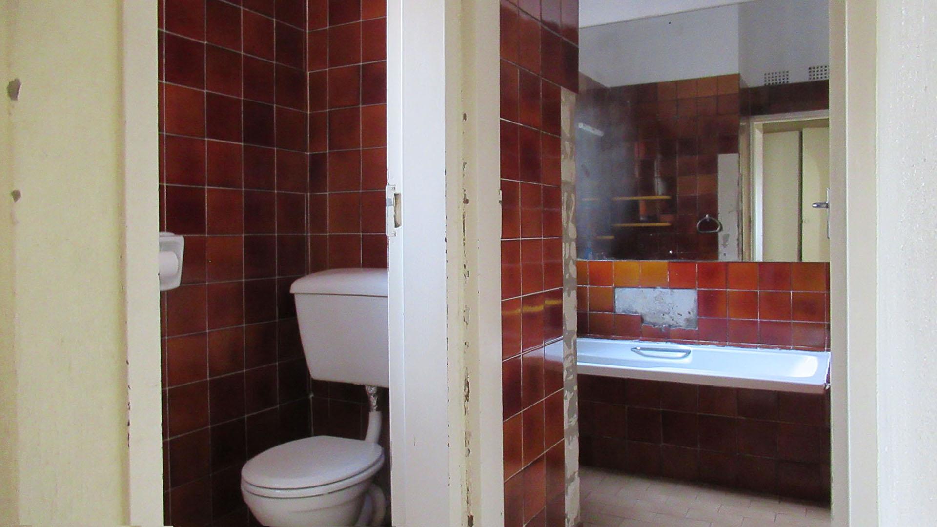 Main Bathroom - 5 square meters of property in Bezuidenhout Valley