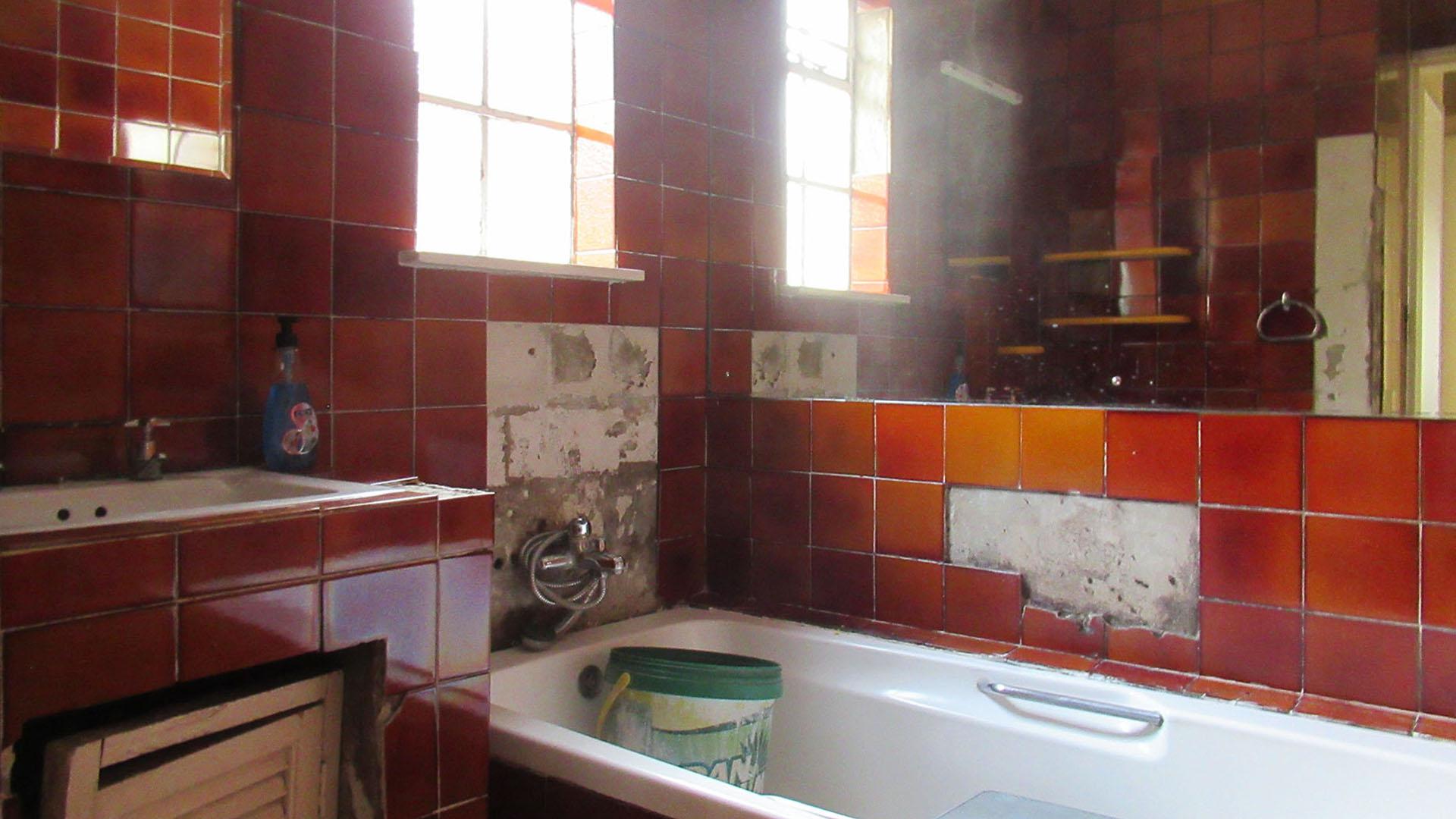 Main Bathroom - 5 square meters of property in Bezuidenhout Valley