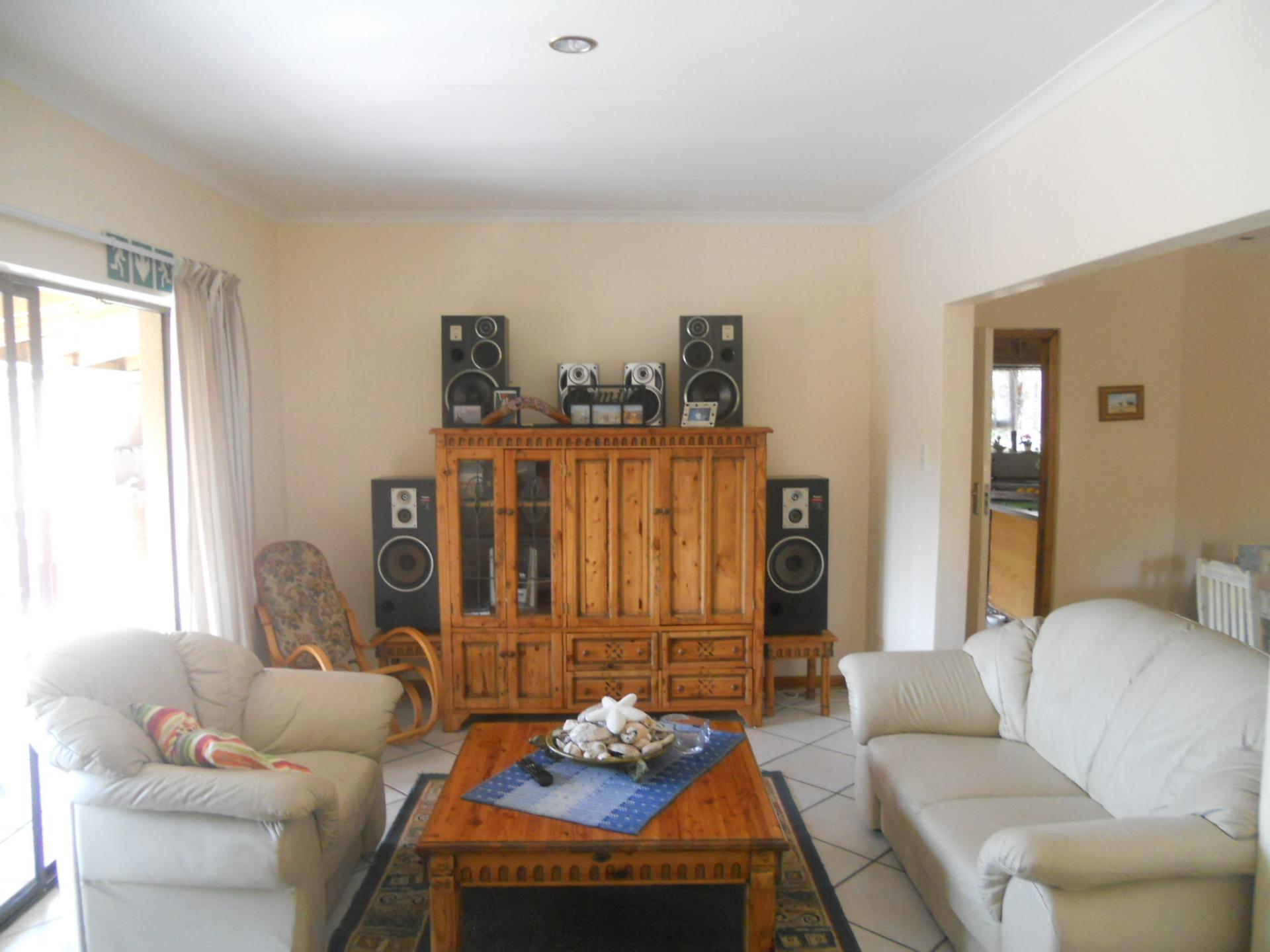 Lounges - 75 square meters of property in Margate