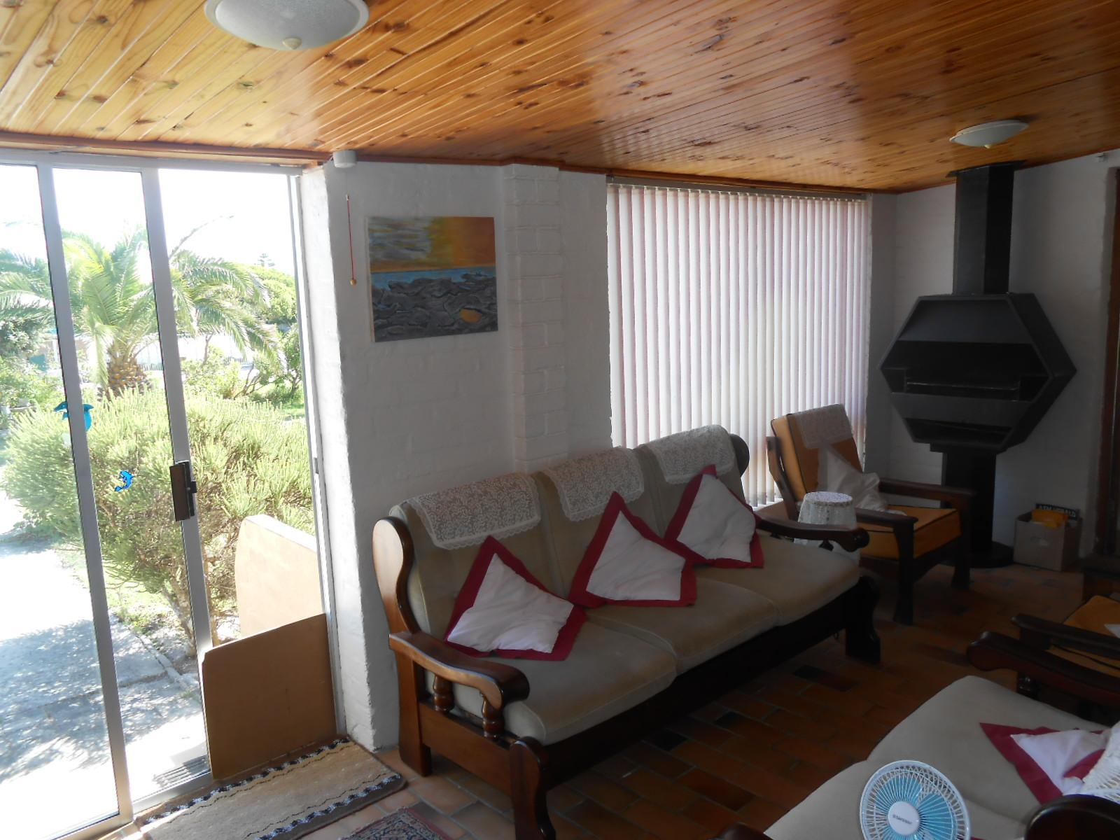 Lounges - 33 square meters of property in Pearly Beach