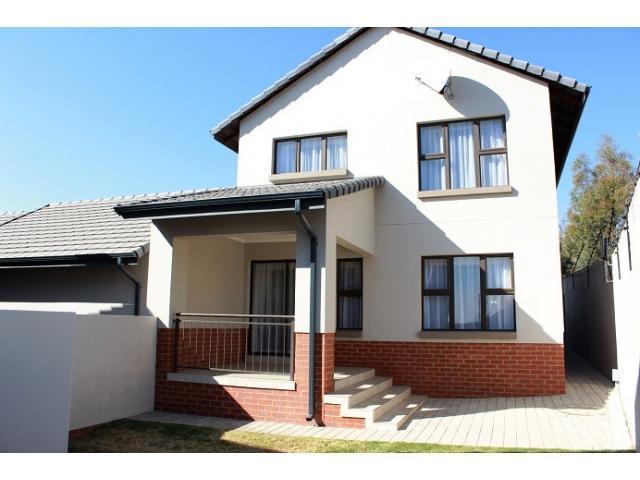 3 Bedroom Sectional Title for Sale For Sale in Fourways Gardens - Home Sell - MR103605