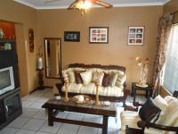 Lounges - 16 square meters of property in Paarl